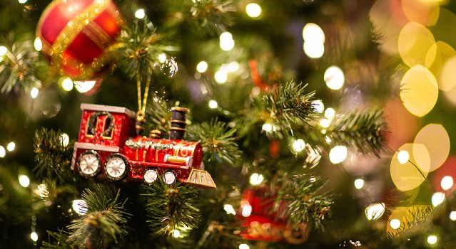 Guide des huiles essentielles incontournables pour des fêtes de fin d'année réussies